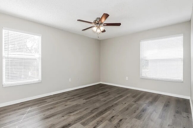 Building Photo - 902 S Kingsway Rd