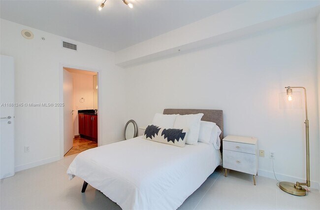 Building Photo - 300 S Biscayne Blvd