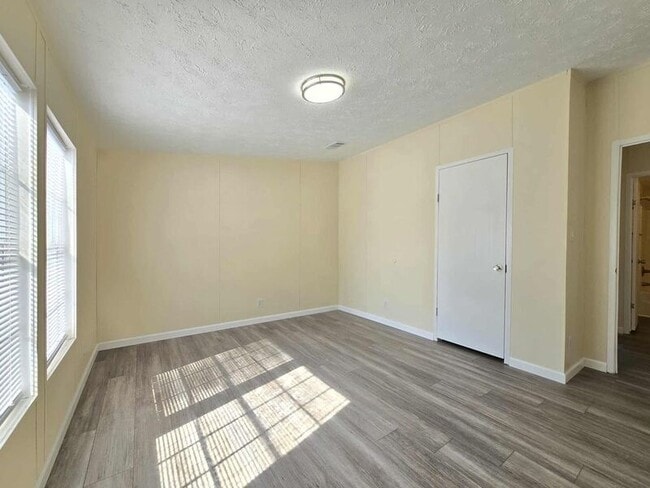 Building Photo - 127 Knollwood Dr