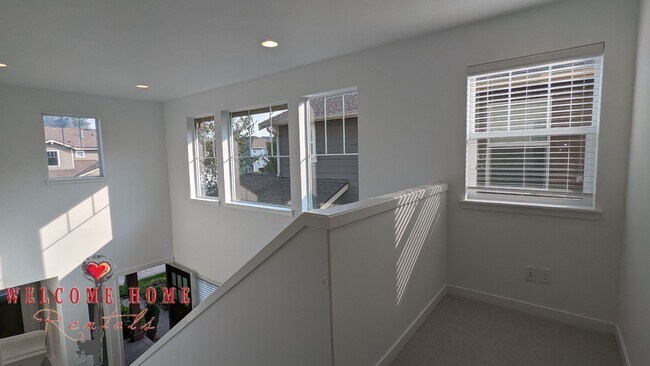 Building Photo - Beautiful open floorplan with FOUR large b...
