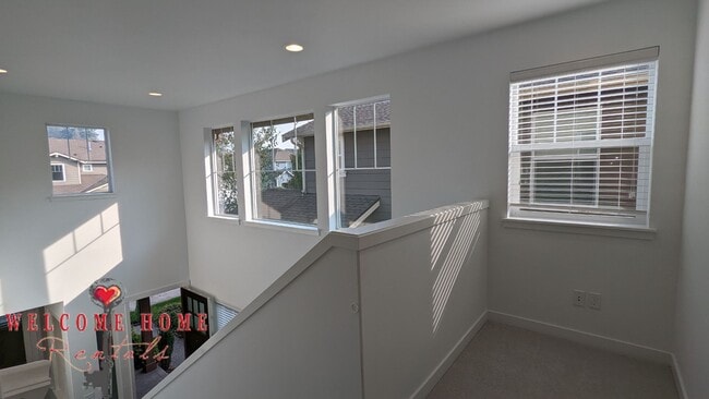 Building Photo - Beautiful open floorplan with FOUR large bedrooms and a cute office!!  AIR CONDITIONING!!!  NEW C...