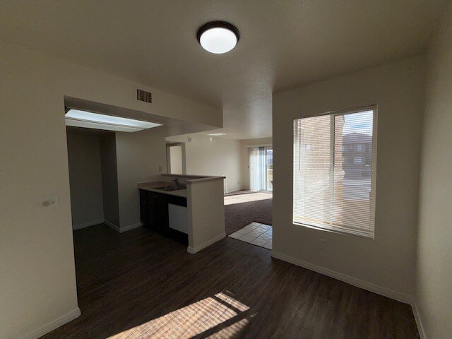 Building Photo - 8070 W Russell Rd