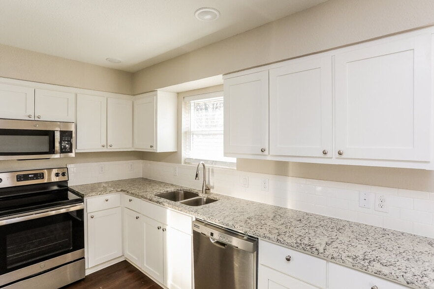 Building Photo - 808 Quinette Dr