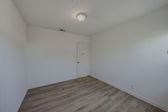 Building Photo - 8339 Kenyon Ave