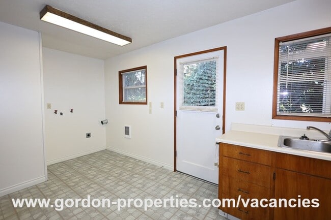 Building Photo - SE Green Vista Dr - Milwaukie 2 bedroom duplex with fireplace