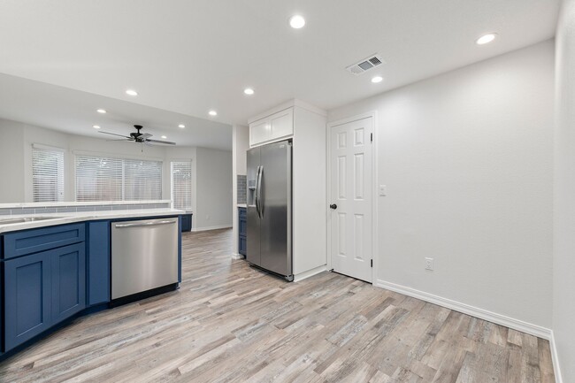 Building Photo - Newly Remodeled Townhome in Desirable Comm...