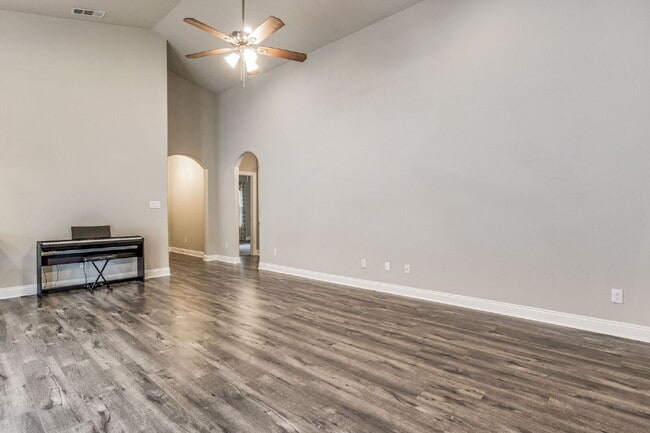 Building Photo - This beautifully maintained 3-bedroom, 2-bathroom residence offers the perfect blend of comfort, ...