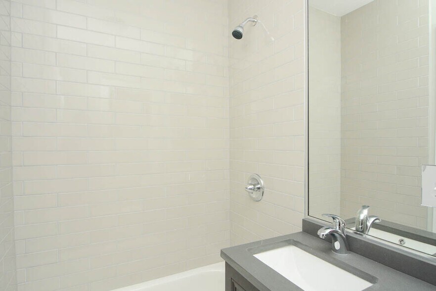 Building Photo - 533 W Belden Ave