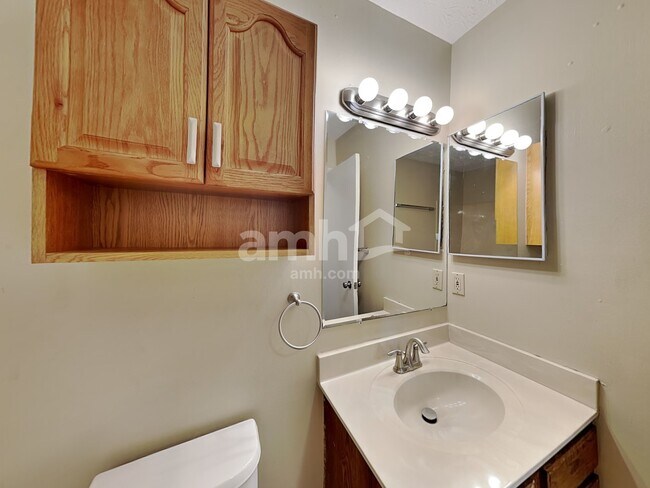 Building Photo - 8612 Oak Creek Dr