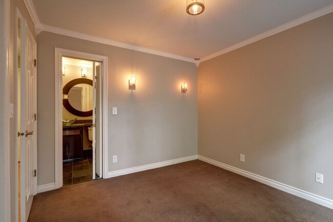Building Photo - Beautifully Remodeled Home with Gourmet Kitchen & Fenced Yard in Klahanie