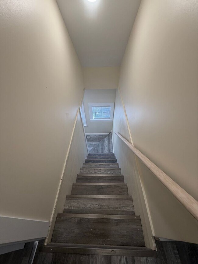 Building Photo - 5 Bedroom 2 full bath spacious home