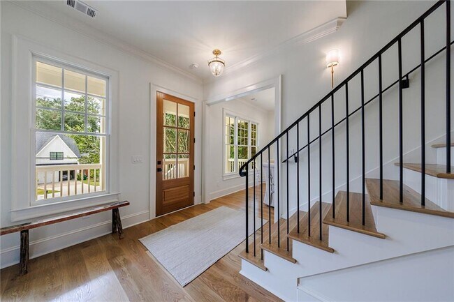 Building Photo - 2717 Skyland Dr NE