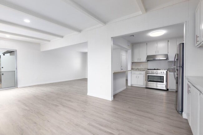 Building Photo - 4810 Iroquois Ave