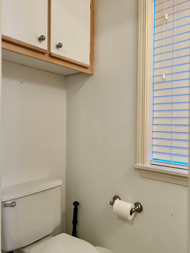 Building Photo - Beautiful Three Bedroom Townhome