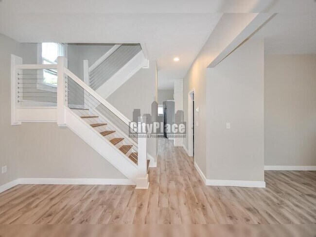 Building Photo - 3553 N Kenwood Ave