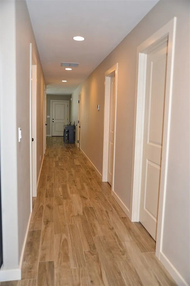 Building Photo - 6110 E 7th Ln