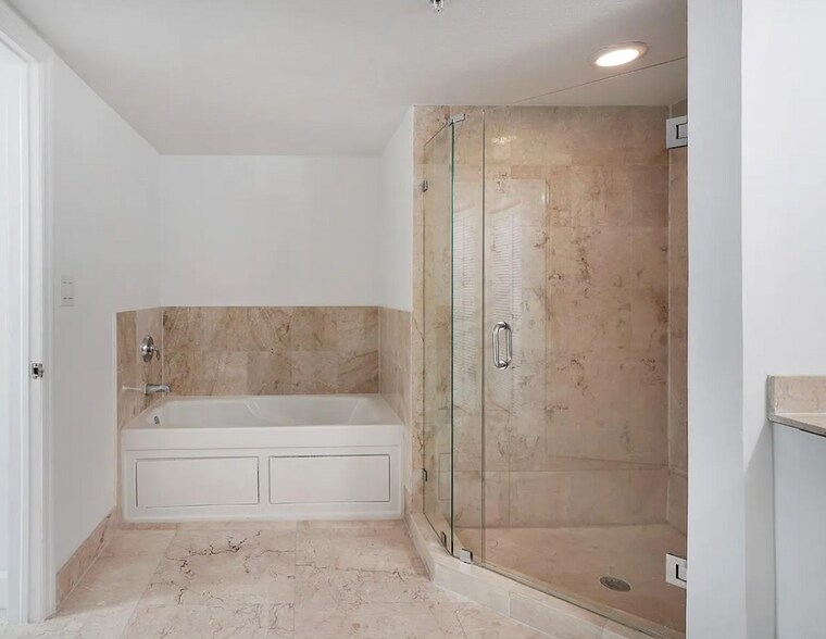 Building Photo - 1800 N Bayshore Dr