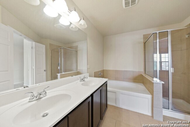 Building Photo - 4 Bedroom/2.5 Bath Mesa Creek Subdivision