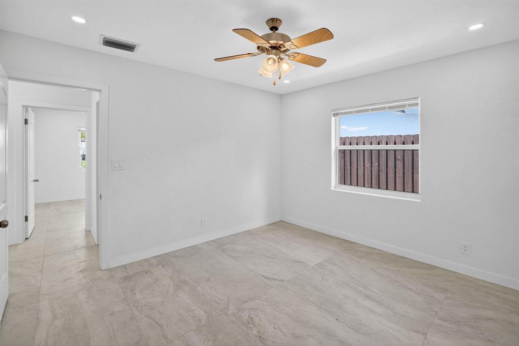 Building Photo - 1120 Mango Is