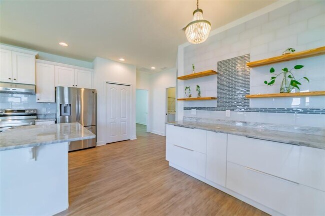 Building Photo - 570 Sanctuary Blvd