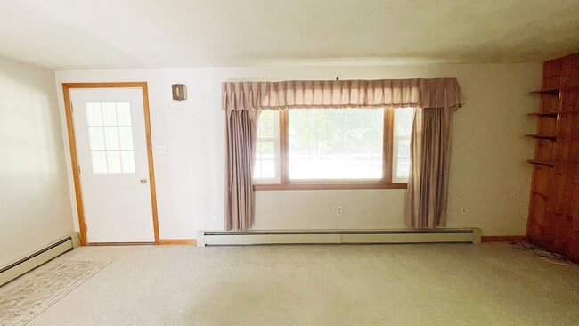 Building Photo - 3 BR House on a Lake 1.5 Baths