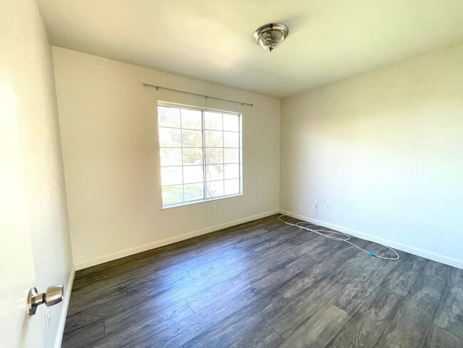 Building Photo - Newly painted Four Bedroom Two Bathroom Ho...