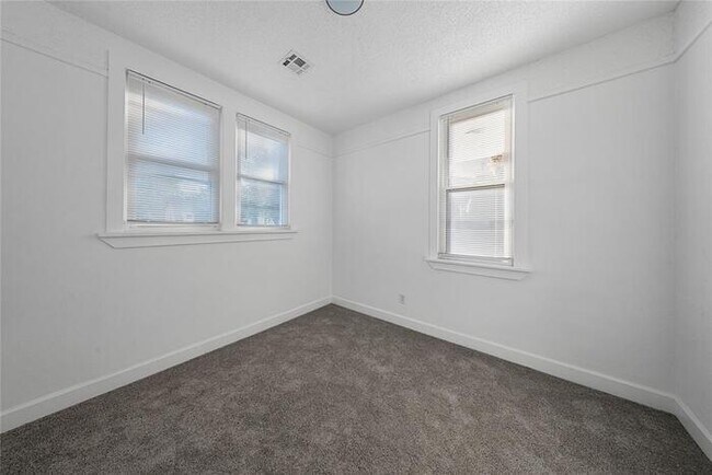 Building Photo - 2421 NW 18th St