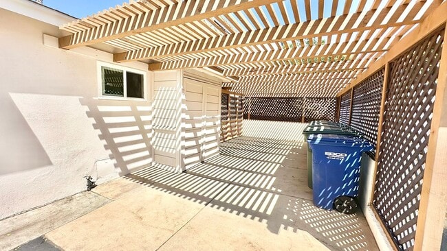 Building Photo - Light, Bright, and Recently Updated, Darli...