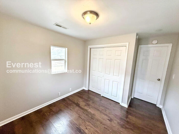 Building Photo - 318 Oregon St