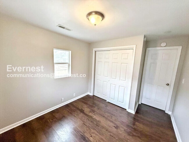 Building Photo - 318 Oregon St