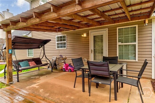 Building Photo - Beautiful 3BR/3BA Home with Private Pool in Commerce