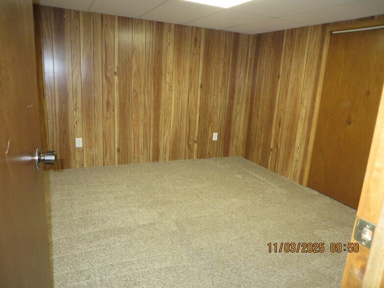 Building Photo - 921 W 8th St