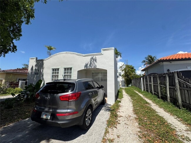 Building Photo - 1462 SW 19th Ave