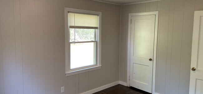 Building Photo - 2/1 Renovated House with fenced in lawn av...