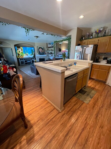 Building Photo - 1002 Calderon Wy