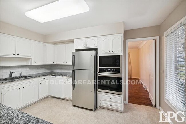 Building Photo - 3835 Hillandale Rd