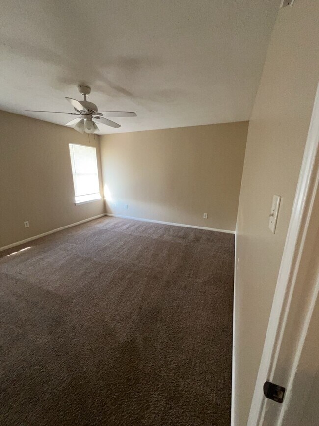 Building Photo - 16410 Amy Ridge Rd