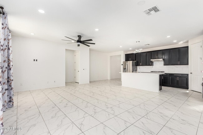 Building Photo - 665 E Rojo Way