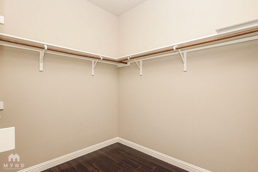 Building Photo - 13800 Lyndhurst St