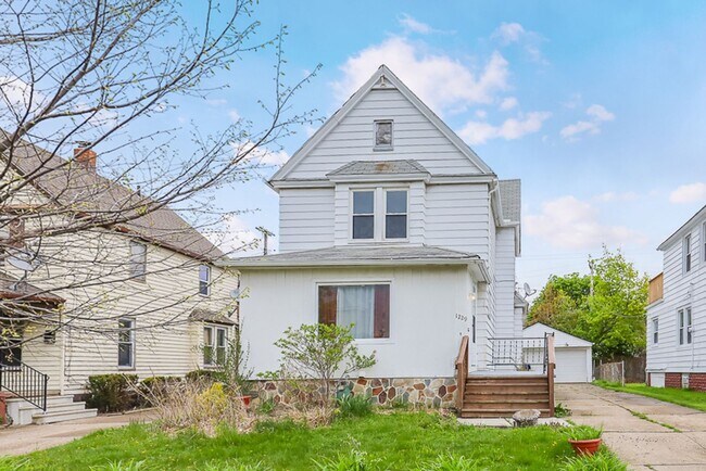 Building Photo - Spacious 3 bedroom/1 bath Single house! Ga...