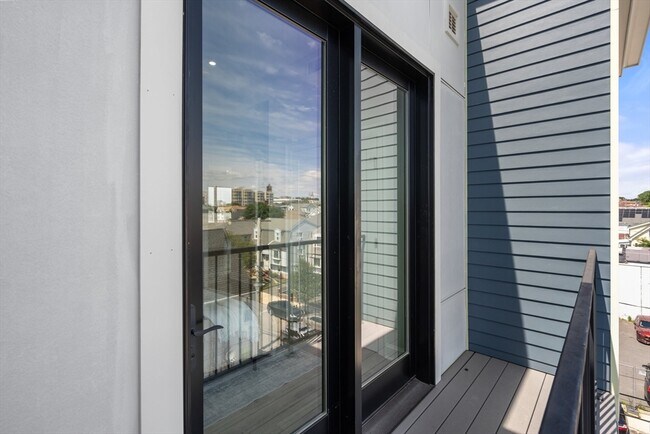 Building Photo - 523 2nd St