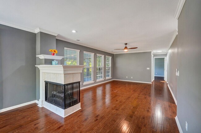 Building Photo - Richmond Hill Beauty: 4-Bedroom Home with Stunning Lagoon Views!