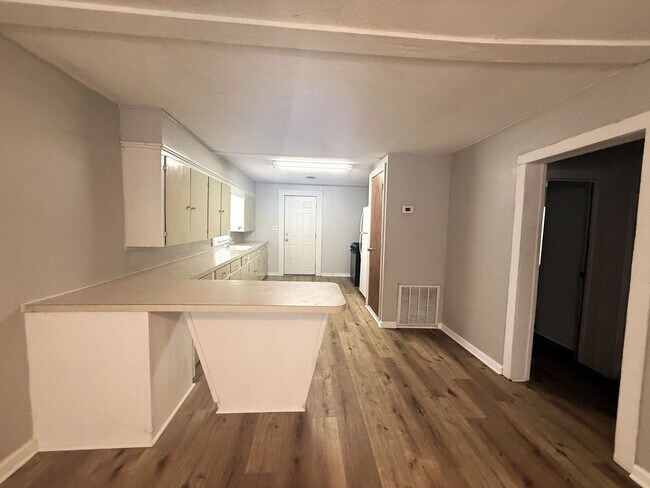 Building Photo - Cozy 2-Bed, 1-Bath Home with a large backyard!!