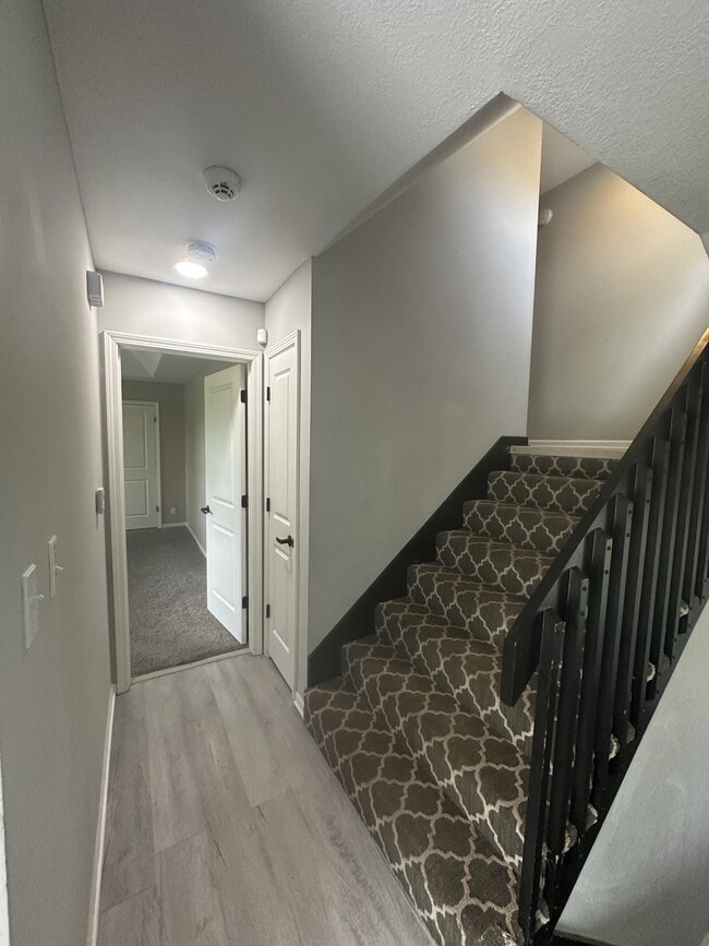 Building Photo - 9911 Parkview Ave