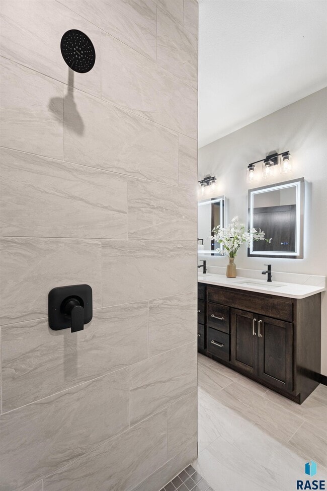 Building Photo - 1107 S Foss Ave