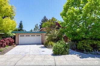 Building Photo - 4 Bed / 2 Bath Welcoming Midtown Palo Alto...