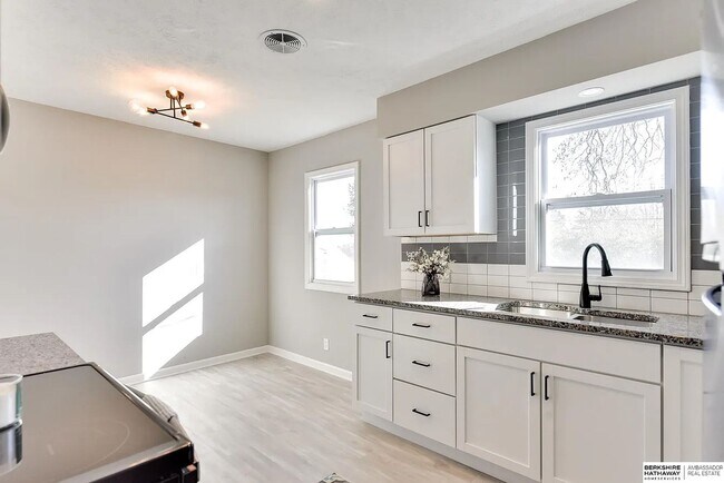 Building Photo - Fully Renovated Florence Gem with Modern Finishes & Historic Charm
