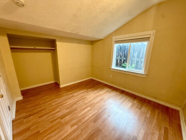 Building Photo - Gorgeous 4 Bed / 2 Bath Home on 6th Street!
