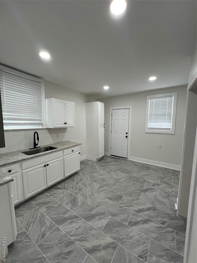 Building Photo - 16157 Linwood St