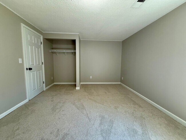 Building Photo - Remodeled 5BR/2BA Walkout Rambler Near Fish Lake Available Now! Lawn care Included!